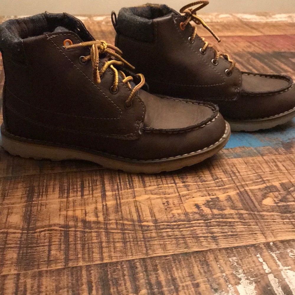 Boys size 2 boots. Brown. Very good condition